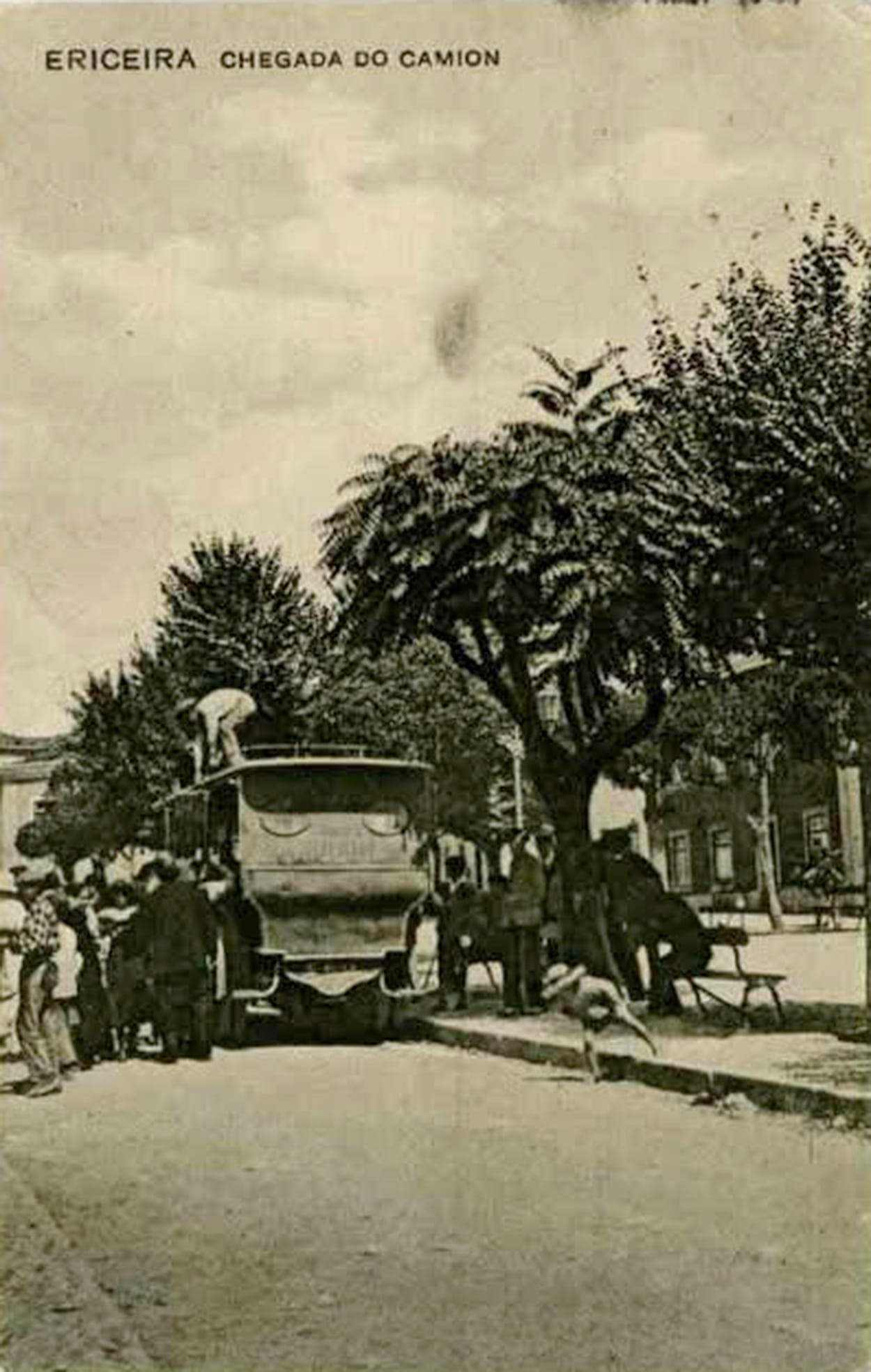 Esquerda: Chegada do camion (década de 1920). Centro: Chegada do autocarro (década de 1950). Direita: Abril de 2025